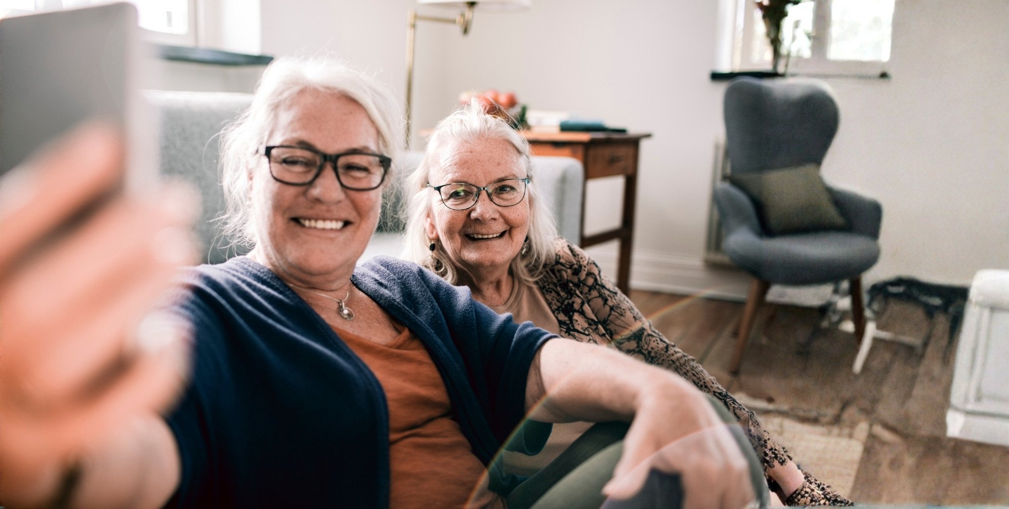 Hero Images two women selfie 1920